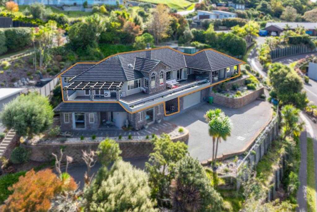 Tauhara Sunrise house above Acacia Bay, Taupo